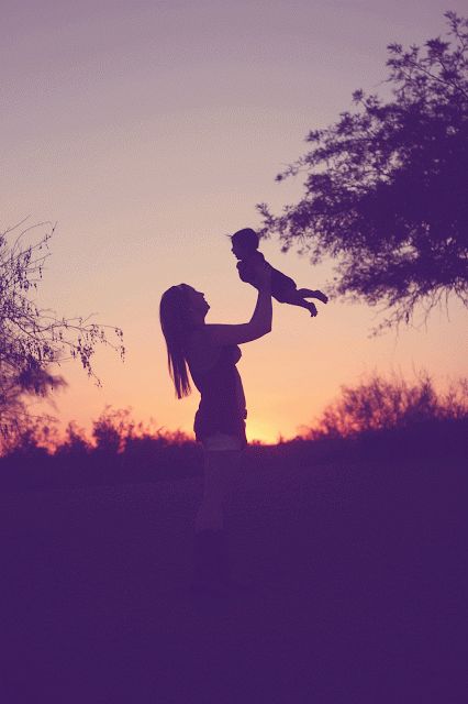 The mother and her child at sunset ~.~ Mother's Pic, Mom And Baby Photography, Mother Son Pictures, Mommy Son Pictures, Mother Son Photos, Son Photo Ideas, Mother Baby Photography, Mother Daughter Pictures, Mom And