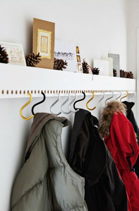 Coat hooks. I mean... there's not really much you can do there, right? (Wrong.) With one or two or 20 standard coat hooks and a little bit of ingenuity, you can create some pretty stellar little hallway hacks worthy of bearing an artsy label like "entryway installment" (rather than dull old coat rack). Diy Coat Hooks, Garderobe Diy, Diy Hooks, Apartment Entrance, Narrow Entryway, Coat Storage, Entryway Coat Rack, Hallway Coat Rack, Diy Coat