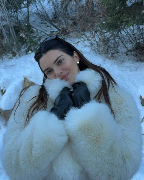 Kendall Jenner - IG Post December 28, 2023 Kendall Jenner Iconic Looks, Kendall Jenner Winter Outfits, Mode Au Ski, Kendall Jenner Aesthetic, Kendall Y Kylie Jenner, Style Kendall Jenner, Estilo Jenner, White Faux Fur Coat, Makeup Hairstyles