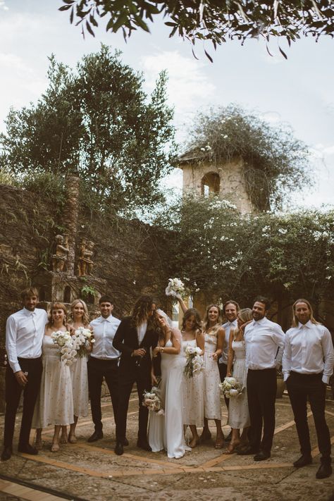 Brother Sister Wedding Pose, Unposed Bridal Party Photos, Tent Wedding Photography, Wedding Photo Sisters, Old Style Wedding Photos, Small Wedding Photoshoot, Unique Wedding Family Photos, Groomsmen Gameday Pictures, Group Family Wedding Photos