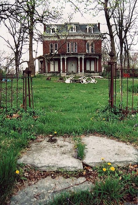 Old Mansions, Creepy Old Houses, Alton Illinois, Real Haunted Houses, Ghost Walk, Antebellum Homes, Old Abandoned Houses, Creepy Images, Spooky Places