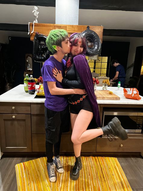 Max Roxanne Costume, Funny Duo Halloween Costumes Diy, Beastboy And Raven Couple Costume, Emo Couple Costumes Halloween, Cupples Costumes Halloween, Alternative Couple Costumes, Couple Customes Ideas, Billy And Stu Halloween Costumes, Matching Costume Ideas For Couples