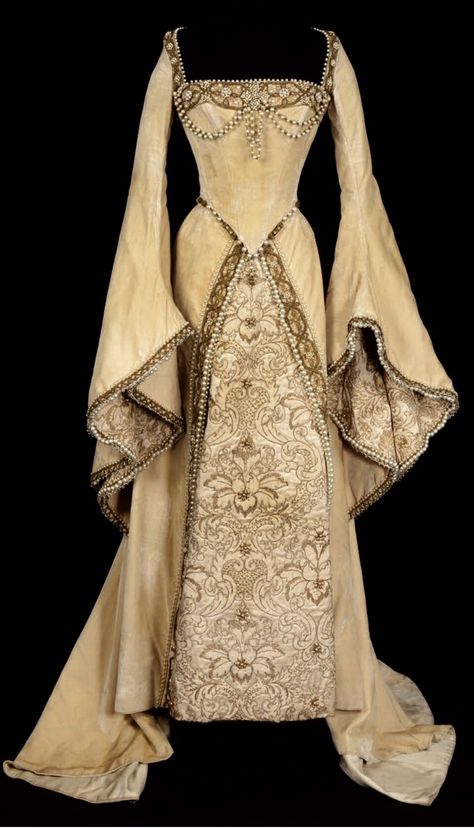 1450's Dress with Beaded and Embroidered Details Medieval Dress, Drawing Hair, Moda Medieval, Istoria Modei, Masquerade Ball Gowns, 파티 드레스, Lana Turner, Old Dresses, Period Outfit