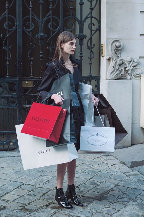 Sale shopping guide: trends for autumn/winter 2015 and spring/summer 2015 (Vogue.com UK) Fashion Calendar, Model Aesthetic, Vogue Uk, Bags Aesthetic, Chloe Faye, Celine Luggage Bag, Luxury Shop, Vogue Fashion, Shopping Spree