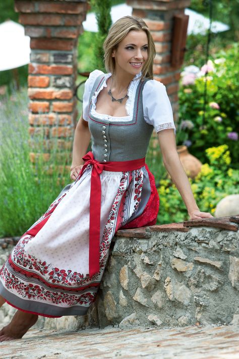Portraits of different cultures - Awesome post - Imgur Drindl Dress, Oktoberfest Woman, German Dress, Oktoberfest Outfit, Beer Girl, Dress Traditional, German Fashion, Dirndl Dress, German Women