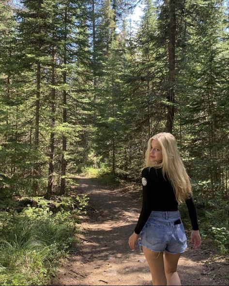 clarke griffin aesthetic | the 100 Arizona Hiking Aesthetic, Forest Pictures Instagram, Outfits For Mountain Trip Summer, Hiking Photoshoot Ideas, Banff Outfit Summer, Nature Outfits Forests, Banff Photoshoot, Clarke Griffin Aesthetic, Mountain Vacation Outfits