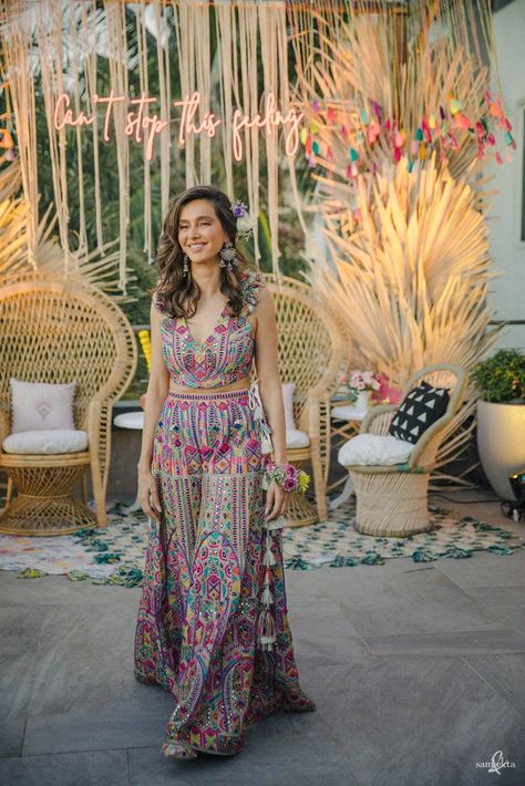 Shibani Dandekar Saree, Mehendi And Sangeet Outfits, Shibani Dandekar Mehendi, Farhan Akhtar Wedding, Mehandi Guest Outfit, Mehendi Theme Dresses, Boho Mehendi Outfit, Carnival Outfit For Bride, Carnival Outfit Indian