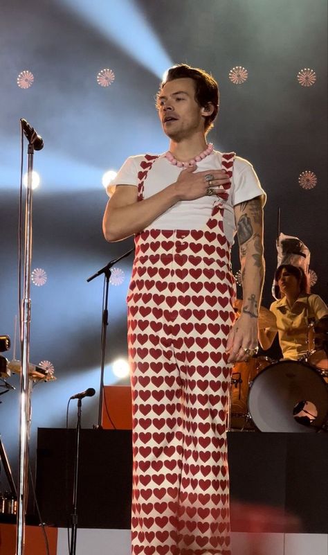 l♡ve on tour london night 1 (june 18th 2022) Harry Styles London, Love On Tour Outfits, Harry Styles Outfit, Harry Styles Update, Harry Styles Tour, London Night, Best Night Of My Life, London Tours, Wembley Stadium