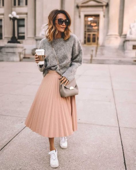 Weekly Outfit Round-Up - midi skirt with sweatshirt and sneaks | Karina Style Diaries #midiskirt #outfitideas #outfitinspo Ținute Business Casual, Rok Outfit, Pleated Skirt Outfit, Skirt Outfits Fall, Work Fits, 여름 스타일, Skirt And Sneakers, Ținută Casual, Weekly Outfits