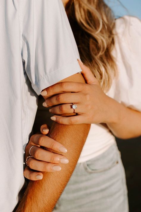 Photoshoot Ideas For Boyfriend, Engagement Photo Shoot Beach, Engagement Pictures Beach, Engagement Shoots Poses, Shooting Couple, Engagement Announcement Photos, Creative Engagement Photo, Engagement Picture Outfits, Engagement Photography Poses