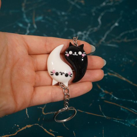 💖 Whether you're looking for a thoughtful gift for your best friend, your partner, or yourself, these Yin and Yang Cat keychains are the perfect choice to celebrate your unique connection and the balance you bring to each other's lives. 🔑 Handcrafted with care and attention to detail, these adorable keychains symbolize the harmonious connection between two souls, just like the playful interaction between cats. Comes as a set of 2 keychains. Keychain Couple, Matching Keychain, Keychain Phone, Cat Keychain, For Your Best Friend, Phone Strap, Yin And Yang, The Balance, Keychains