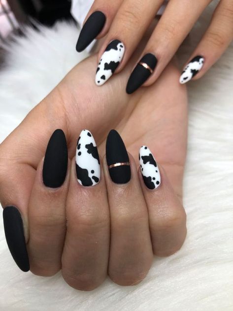 Animal Inspired Nail Art, Creative Nail Art Ideas, Nail Western Designs, How To Do Camo Nails, Texas Nails Designs Ideas, Glitter Cow Nails, Animal Themed Nails, Cow Themed Nails, Winter Western Nails