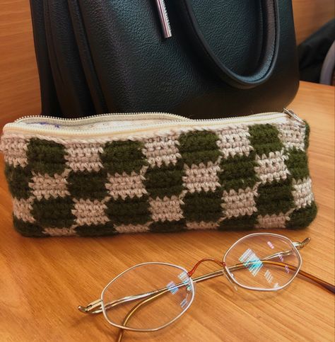 Crochet Pencil Pouch, Crochet Card Pouch, Pencil Pouch Pattern, Crochet Pencil Case, Crochet Pencil, Crochet Bag Patterns, Crochet Hack, Crochet Bag Pattern Free, Pouch Tutorial