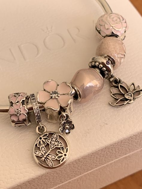 Aesthetic Pandora Charms, Pandora Charms Aesthetic, Pandora Charm Bracelet Ideas, Pandora Charm Bracelet Aesthetic, Pandora Bracelet Aesthetic, Pink Pandora Bracelet, Pandora Bracelet Pink, Pandora Moments Bracelet, Pandora Bracelet Charms Ideas