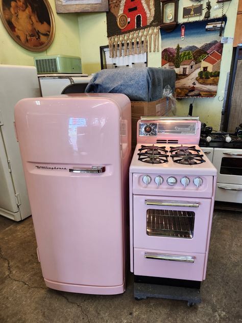 Pink Vintage Fridge, Pink Refrigerator Kitchen, Vintage Fridge Aesthetic, Refrigerator Diy Makeover, Painted Kitchen Appliances, Pink Kitchenette, 50s Fridge, 50s House Aesthetic, 1950s Fridge