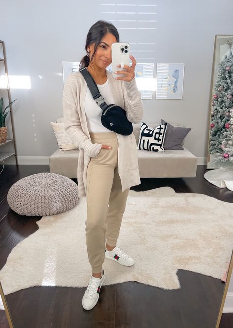 Sweatpants With Cardigan Outfit, Work Sweatpants Outfit, Cardigan And Joggers Outfit, Lululemon Jogger Outfit, Cargo Sweatpants Outfit, Jogger Outfit Casual, Lulu Joggers, Joggers Outfit Women, Outfits Tenis