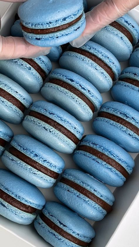 Blue Macaron 🤗😍 by talyorss Blue Macrons, Blue Baked Goods, Blue Macaroons, Blue Foods, Blue Macaron, Blue Macarons, Blue Sweet 16, Choco Pie, Cube Cake