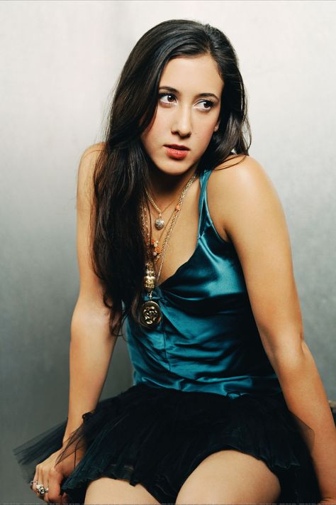 May 18, 2002: Vanessa Carlton's 'A Thousand Miles' peaks at number 5 in the US. 00s Fashion, Millennial Nostalgia, Vanessa Carlton, 2000s Pop, Vanessa Angel, Divas Pop, Music Aesthetic, Type 4, Feminine Outfit