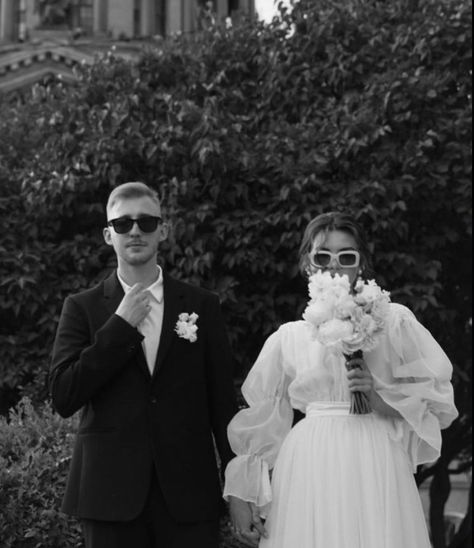 Vintage Paparazzi Photos, Funny Bridal Photos, Kristen Johns Wedding, Cold Weather Bride Outfit, Unique Save The Date Photos, Just Married Pictures Ideas, Eloping Pictures Ideas, Runaway Wedding Aesthetic, Alternative Wedding Pictures