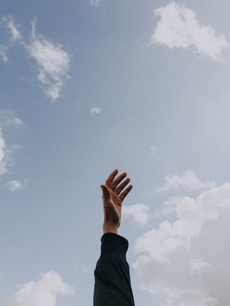 person raising left hand under cloudy sky at daytime photo – Free Person Image on Unsplash Quotes Clouds, Anime Sky, Fotografi Urban, Wallpaper Sky, Hand Photography, Photographie Portrait Inspiration, Image Nature, Tapeta Pro Iphone, Sky Photos