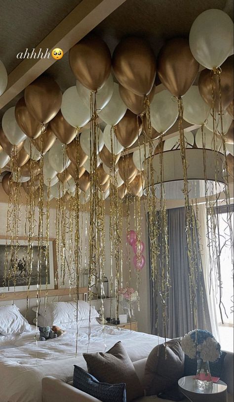 Birthday Balloons In Bedroom, 30th Birthday Hotel Room Decor, Birthday Decoration Boyfriend, Romantic Birthday Ideas For Him, Hotel Room Birthday, Romantic Birthday Surprise, Birthday Bed, 23rd Birthday Decorations, Birthday Room Surprise