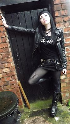 add black jeans and you have a prefect thrash metal girl look Black Metal Girl, Mode Emo, Estilo Rock, Gothic Clothes, Goth Women, Goth Beauty, Punk Girl, Metal Fashion, Metal Girl