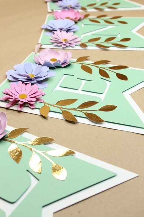 Pastellfarbene Girlande mit zarten Blüten und goldenen Blättern. Cricut Banners Ideas, Diy Banner Ideas Paper, Boards Decoration Ideas, Cricut Birthday Decor, Birthday Banners Diy, Paper Banners Ideas Diy, Cricut Banner Ideas, Cricut Party Decor, Banners Cricut