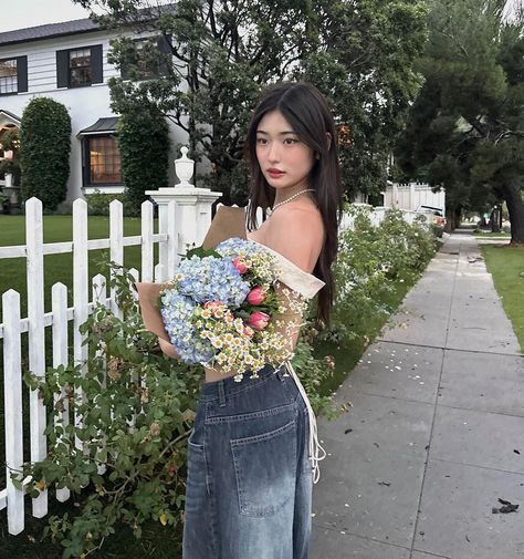 flowers flowers flowers 💐 | Instagram Julia Ma, Picnic Pictures, Bratz Inspired Outfits, Flower Photoshoot, Solo Photo, Flowers Instagram, Instagram Flowers, Uptown Girl, Prom Photos