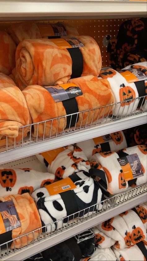 Halloween Blankets Aesthetic, Fall Blanket Aesthetic, Fall Decor Halloween, Halloween Blanket Aesthetic, Halloween Activities Aesthetic, Spirit Halloween Aesthetic, Halloween Cozy Aesthetic, Cozy Blanket Aesthetic, Halloween Outdoor Decorations Ideas