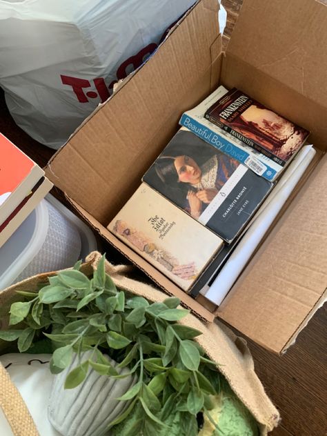 Packing Books, College Vision Board, Vision Board Party, College Packing, Goal Board, College Aesthetic, Packing To Move, In Aesthetic, Moving Boxes