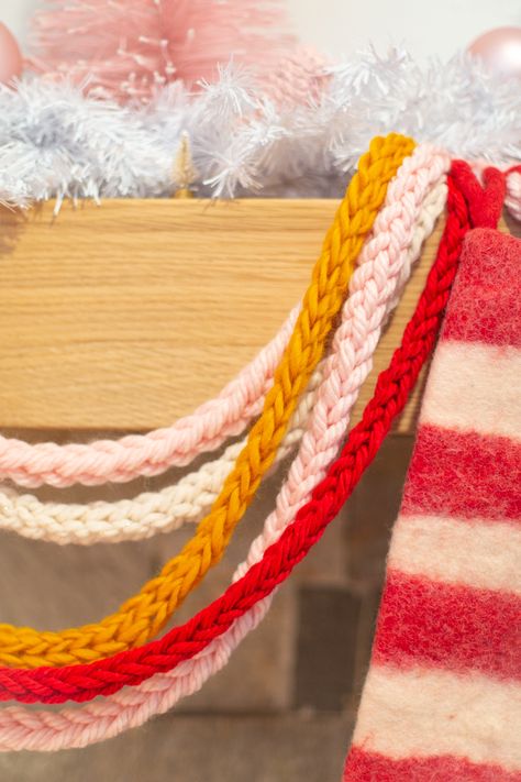 How to Finger Knit a Holiday Garland. #fingerknitting #holiday #garland #knitting #yarn Natal, How To Finger Knit, Finger Knit, Diy Girlande, Holiday Garland, Diy Christmas Garland, Crochet Garland, Holiday Garlands, Finger Knitting