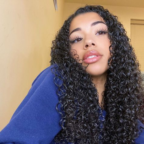 Wet Curls, Wet And Wavy Hair, Curly Hair Overnight, Light Skin Girls, Hairdos For Curly Hair, Beautiful Curly Hair, Natural Curls Hairstyles, Curly Hair Inspiration, Curly Girl Hairstyles