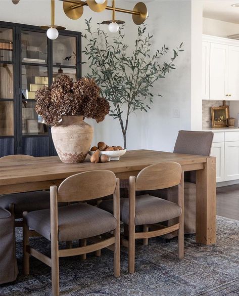 Shoppe Amber Interiors (@shoppeamberinteriors) • Instagram photos and videos Dining Table Styling, Organic Dining Room, Modern Organic Home, Art Bedroom Decor, Dinning Room Design, Casa Vintage, Kitchen Home Decor, Home Decoration Ideas, Dining Room Inspiration