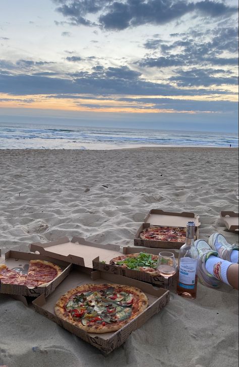 beach pizza vibe dinner sunset Birthday At The Beach, Fall Picnic, Uk Beaches, French Summer, Picnic Inspiration, Beach Bbq, Adventure Aesthetic, Summer Plans, Summer Goals