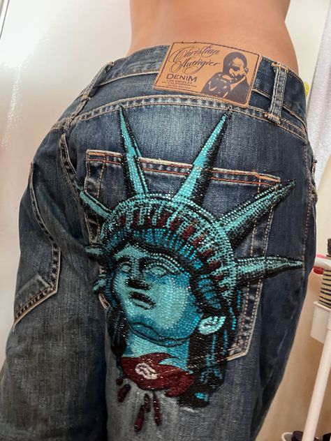 Custom Concert Outfit, Crazy Age Jeans, Colorful Punk Outfits, Band Outfit Ideas, Drawing On Clothes, Art On Pants, Painting Clothes, Denim Diy Clothes, Jeans Custom