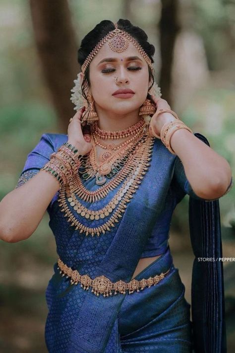 Presenting you latest kasu mala designs for South Indian Brides. Bridel Sarees Kerala, Wedding Saree Kerala Hindu Bride, Telugu Wedding Jewellery, Hindu Wedding Saree Kerala, Mallu Bride, Malayali Bride, Kerala Hindu Bride, Kasu Haram, South Indian Brides