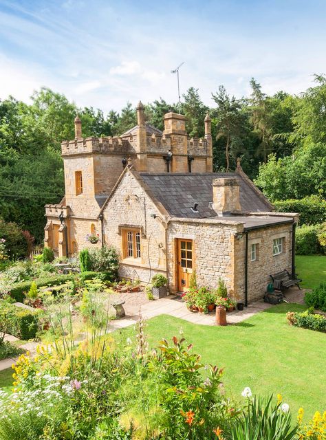 Small Castle House, Tiny Castle, Modern Castle, Casa Retro, Magical House, British Castles, Small Castles, Castle Home, English Castles