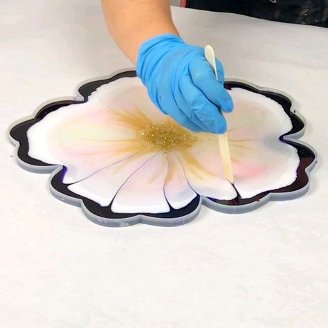 Resin Bowl Ideas, Resin Bowls Diy How To Make, Diy Resin Bowl, Diy Resin Flowers, Resin Bowls, Resin Bottle, Resin Bowl, Resin Clock, Purple Resin