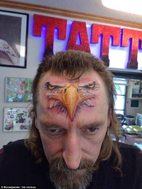 That's certainly eye-catching! This  man got the face of an eagle inked right across his forehead Terrible Tattoos, Akali League Of Legends, Tattoos Infinity, Tattoos Mandala, Inspiration Tattoo, Tattoos Geometric, Tattoo Fails, Tatuaje A Color, Eagle Tattoo