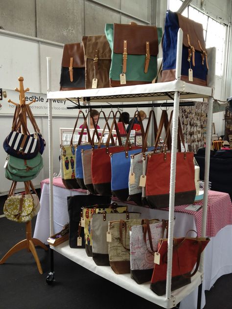 How To Display Purses In Boutique, Market Bag Display Ideas, Craft Show Purse Display, Pop Up Shop Purse Display, Purse Display Boutique, Retail Purse Display Ideas, Boutique Purse Display Ideas, Diy Purse Display, Bag Stand Display