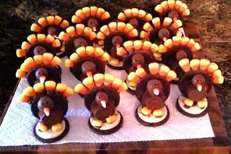 Candy Turkeys, Thanksgiving Chocolates, Thanksgiving Fruit, Chocolate Turkey, Thanksgiving Sweet Treats, Thanksgiving Candy, Malted Milk Balls, Turkey Treats, Cute Craft