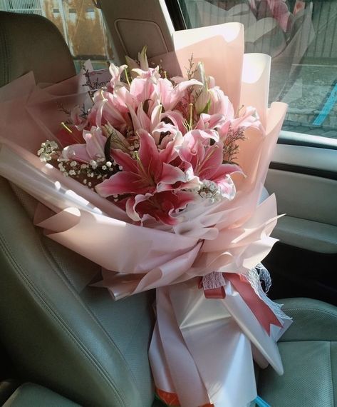 Instagram @dijellz | dijellza Lily Flower Bouquet Aesthetic, Teezo Touchdown, Flower Bouquet Aesthetic, Lily Flower Bouquet, Bouquet Aesthetic, Graduation Bouquet, Pastel Bouquet, Orchid Bouquet, Birthday Bouquet