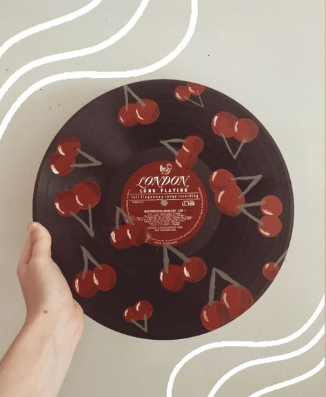 Strawberry Record Painting, Cool Record Paintings, Vinyl Decoration Ideas, Vynil Room Decor, Aesthetic Vinyl Painting, Painted Records Vinyl Music, Easy Painted Records, Music Related Paintings, Decorated Vinyl Records