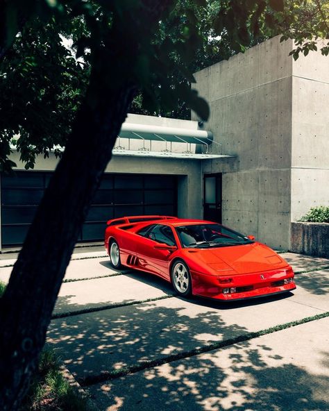 Produced this beauty from 1990 to 2001 that now has became an Iconic in the automotive industry. By @britton.shot #Lamborghini #Diablo #90s #Car #Supercar #Vehicle Lamborghini Diablo Wallpapers, 90s Lamborghini, Old Lamborghini, Cars 90s, Lamborghini Diablo Se30, Lambo Diablo, Speed Demon, Super Fast Cars, Lamborghini Diablo