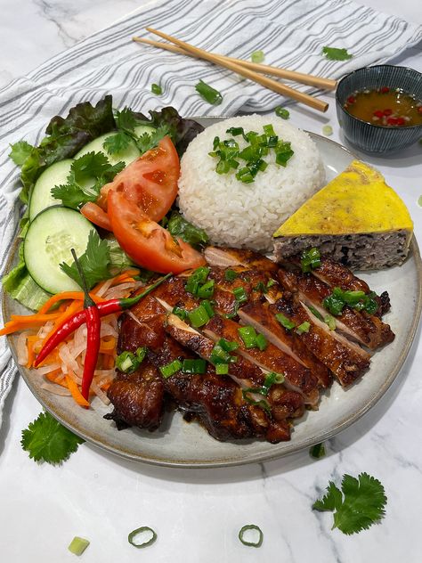 Vietnamese Recipes, Essen, Vietnamese Cuisine, Lemongrass Chicken Vietnamese, Vietnamese Grilled Chicken, Vietnamese Lemongrass Chicken, Easy Peanut Sauce, Lemongrass Chicken, Vietnamese Restaurant