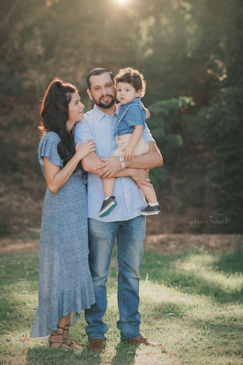 Parents With Son Photography, Mother Father Son Photography, Baby Mom Dad Photography, Mom Dad Toddler Photoshoot, Mom Dad Son Photoshoot, Poses With Baby And Parents, Couple Poses With Baby, Mom Dad And Son Photoshoot, Mom Dad And Toddler Photoshoot