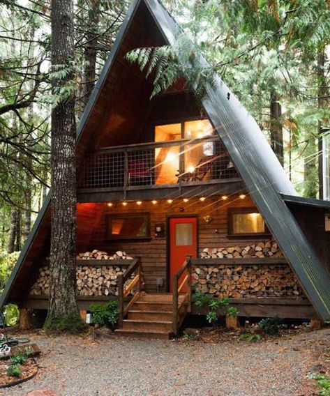 Take a virtual visit to the Airbnb listings that were most popular on Instagram in 2017. Log Cabin Homes, Design Casa Piccola, Wohne Im Tiny House, A Frame Cabins, A Frame House Plans, Little Cabin, A Frame Cabin, A Frame House, Tiny House Cabin