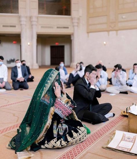 Couples Praying Together, Nikkah Dress Muslim, Afghan Couple, Afghan Wedding Dress, Praying Together, Bride Muslim, Cute Muslim Couples Dp, Afghanistan Culture, Afghani Clothes