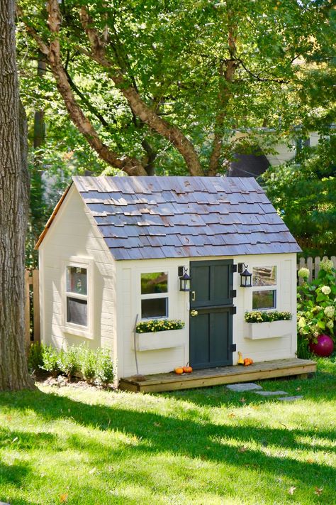 Simple Playhouse, Outdoor Playhouse Plans, Playhouse Diy, Kids Playhouse Plans, Mini Chalet, Playhouse Interior, Shed Playhouse, Wood Playhouse, Kids Playhouse Outdoors