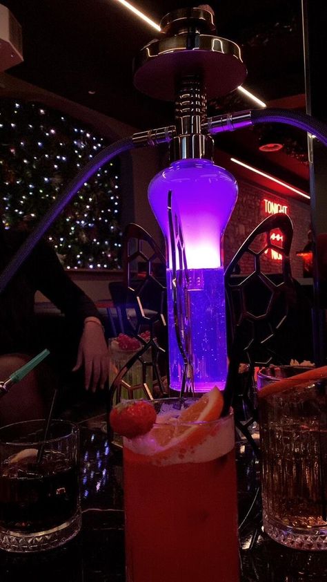 Birthday In Restaurant, Shishabar Snapchat Story, Shishabar Snapchat, Bar Snapchat, City Girl Aesthetic Outfit, Wallpaper City Night, City Girl Outfits, Aesthetic City Wallpaper, Bar Story